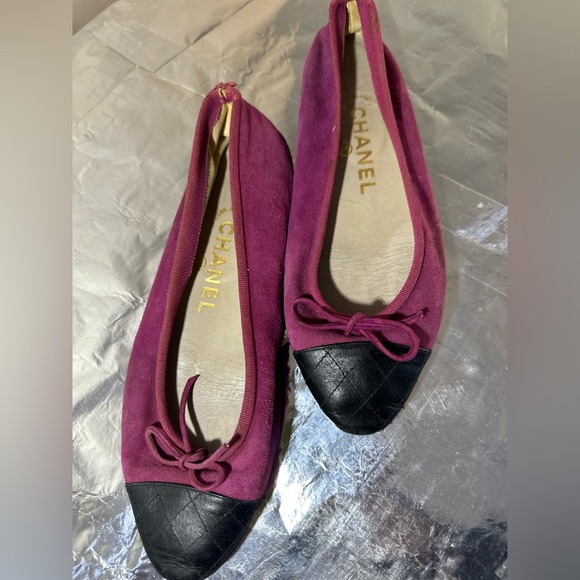CHANEL Quilted Cap-Toe Ballet Flats – Magenta Suede & Black Leather (Size 37) 🩰 - Picture 4 of 8